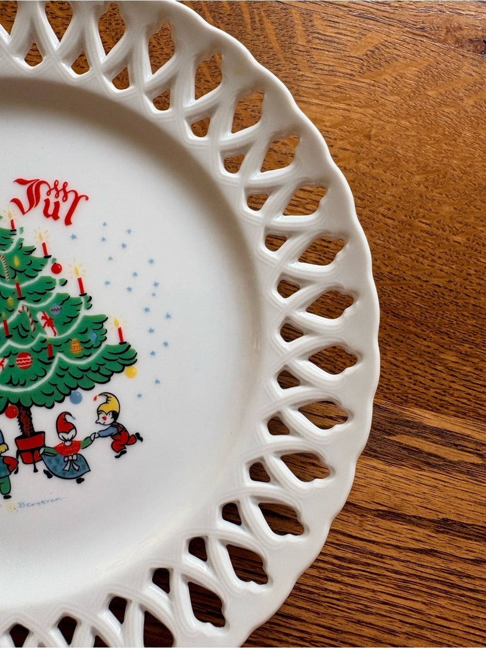 Vintage Lace Edge Berggren Christmas Plate with Tree and Children- Swedish - Picture 9 of 10